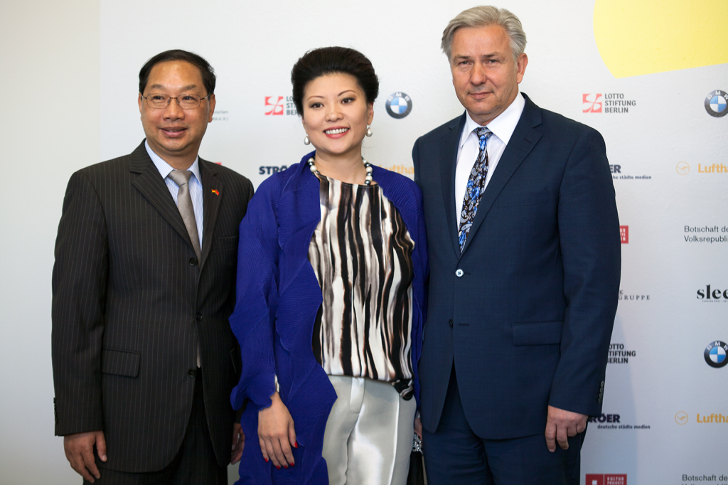 Initiatorin Frau Prof. Yu Zhang mit den Schirmherren dem chinesischen Botschafter Shi Mindge und dem regierenden Bürgermeister Klaus Wowereit..