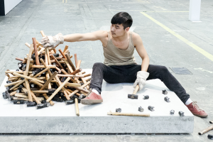 Li Binyuan mitten in seiner Performance - er zerschlägt 200 Hämmer