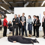 Kurator Andreas Schmid (mit Wasserglas in der Hand) spricht über das Kunstwerk im Vordergrund - "Der Tod des Marat" von He Xiangyu