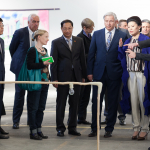 Rundgang durch die Ausstellung (ganz rechts im Bild die chinesische Kuratorin Guo Xiaoyan)